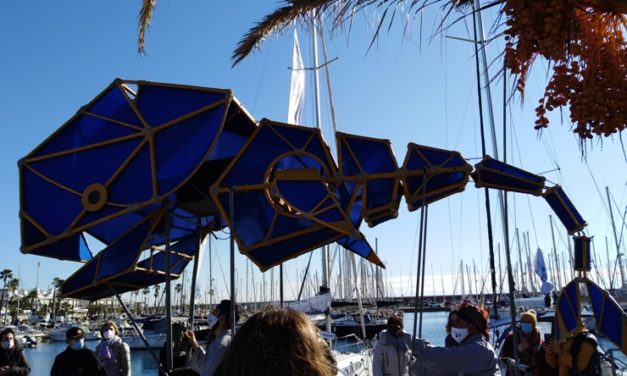 Kujira, la balena del Centre de Titelles de Lleida, Vida Aquàtica, de Ferroluar, i Enric Monfort, al Port Olímpic de Barcelona. Reis 2021
